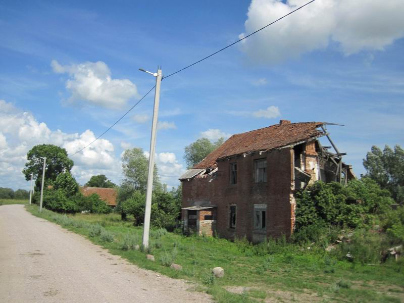 Разрушенный дом в Заповедном