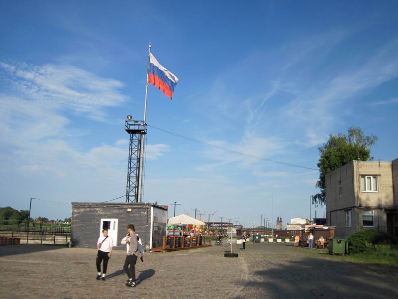 Проезжаем под флагом России