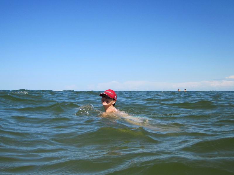 Надежда Брянцева плывёт по Балтийскому морю