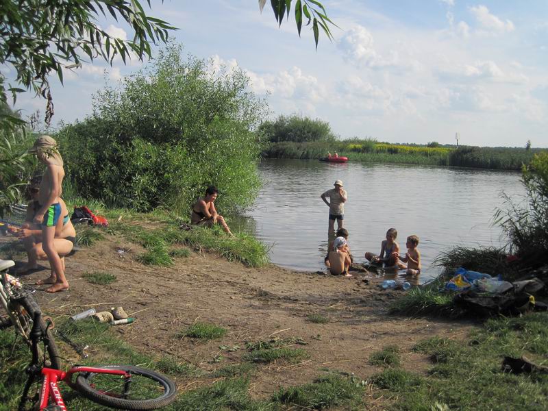 Дети строят замок