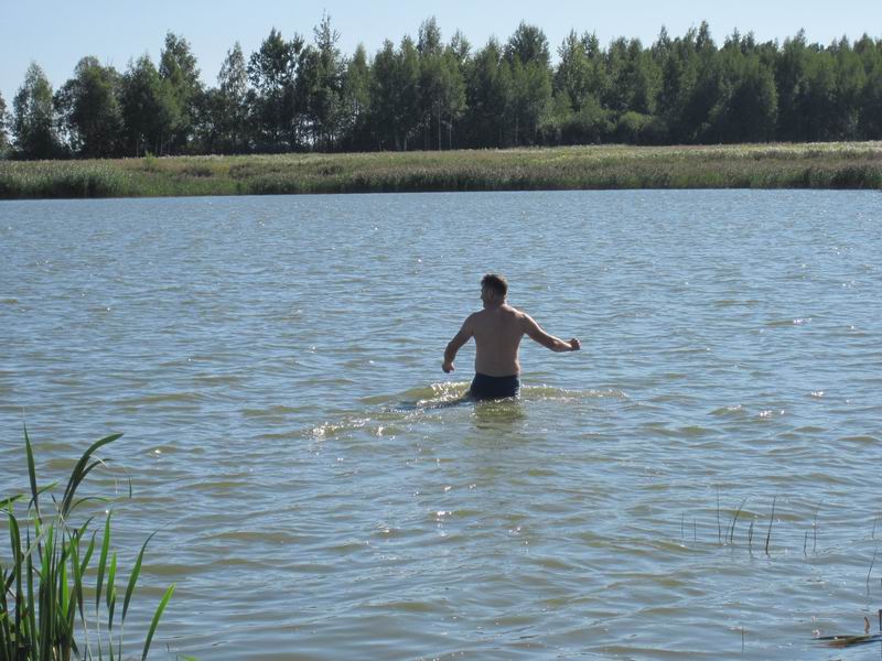 Сергей Мезенов заходит в озеро