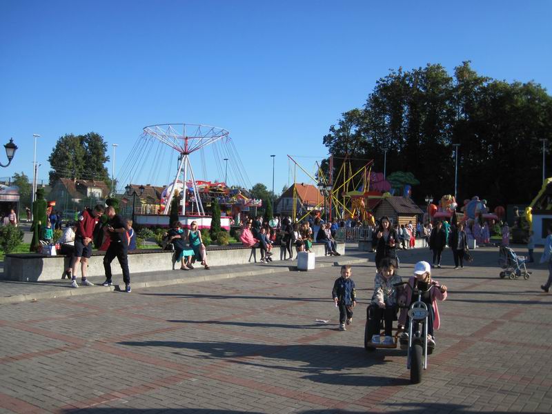Дети гоняют на веломобилях