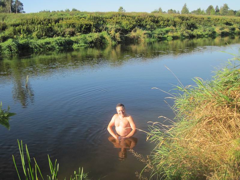Никита Никитин набирает воду в бутылку