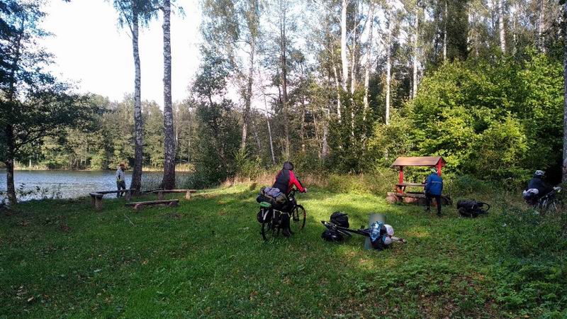 Приехали на место привала
