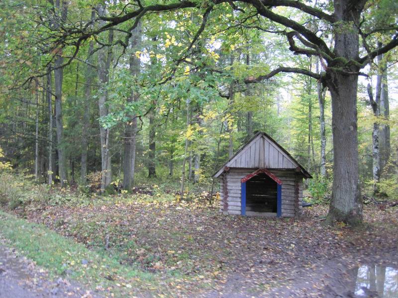 Беседка на въезде в лес