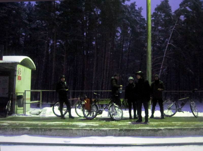 Пробрались к станции. Но, к несчастью некоторых участников, поезд ушёл перед самым носом