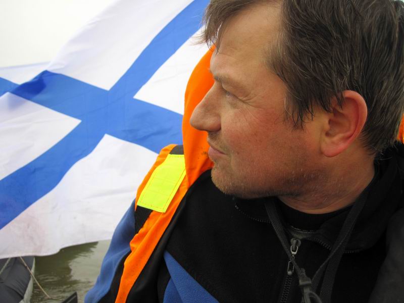 Сергей Мезенов на фоне Андреевского флага