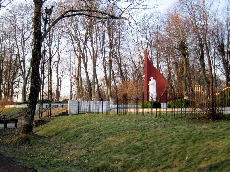 Мемориальный комплекс на братской могиле советских воинов, погибших при взятии города Фишхаузена в апреле 1945 г. (Приморск)