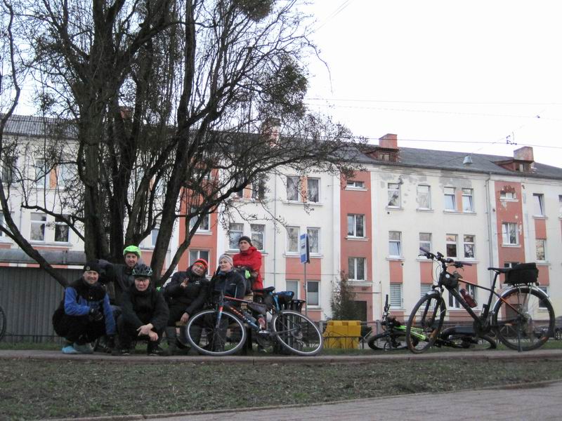 Финиш в сквере Космонавта Леонова. На фото все участники велопробега: Сергей Мезенов, Юрий Ситников, Гаврил Зыков, Маргарита Пономарёва, Марина Топорова, Александр Авдяков