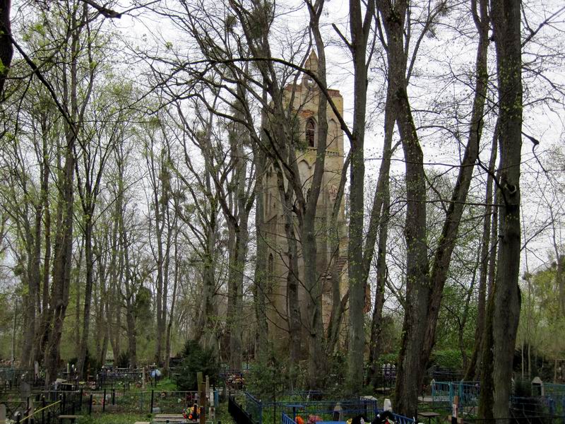 Кирха и кладбище в Тростниках