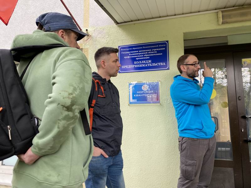 Нас встречает сотрудник кванториума Антон