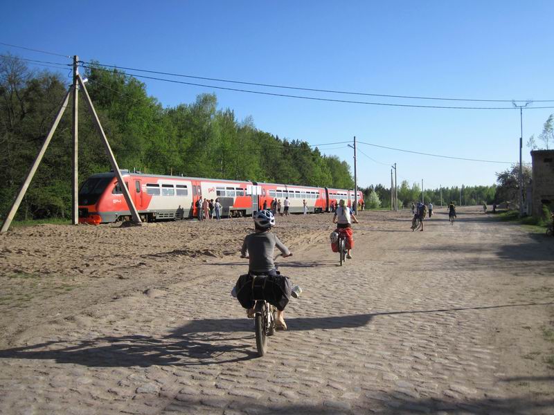 Подъезжаем к поезду