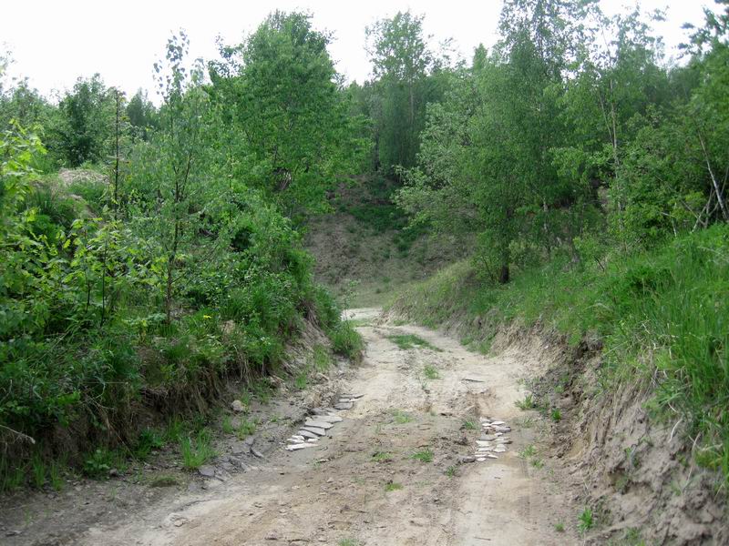 Крутой спуск в карьер