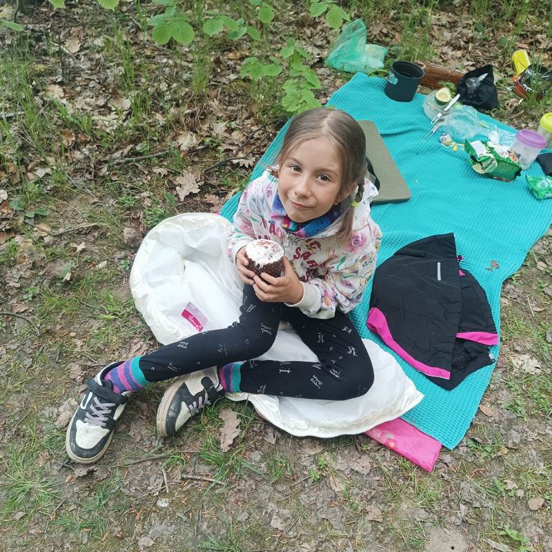 Полина Брянцева ест кулич