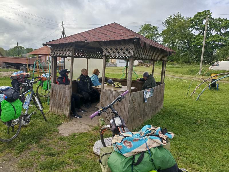 Традиционный отдых в беседке Новобобруйска.