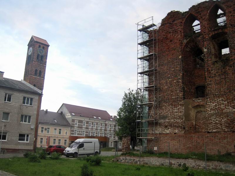 Вид на замок и башню с часами