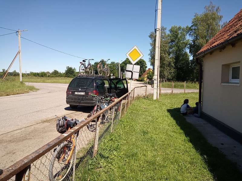 За Дарианой и Илианой Мезеновыми приехала машина, т.к. им нужно на тренировку