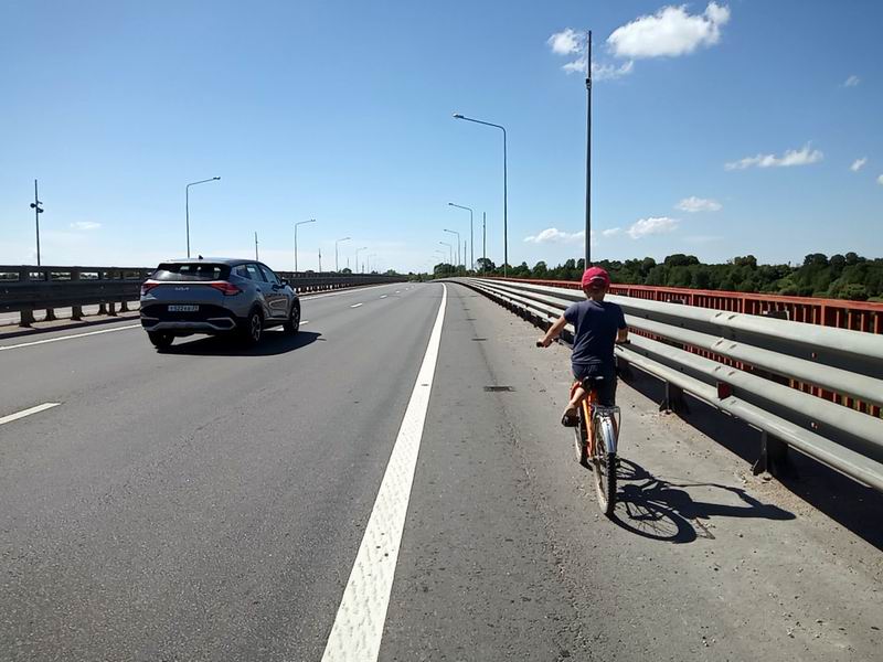 Проезжаем по мосту через Дейму