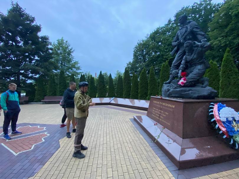 У памятника воинам-разведчикам