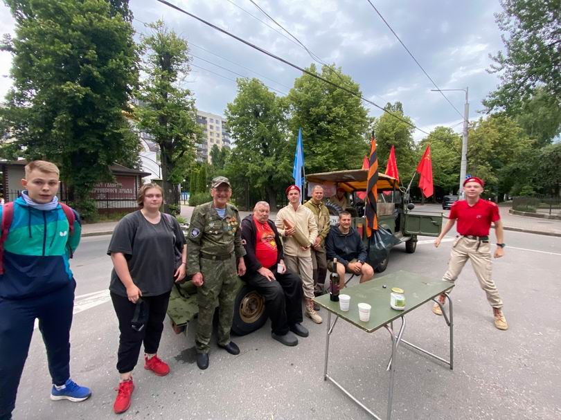 В центре — повар и хозяин полевой кухни