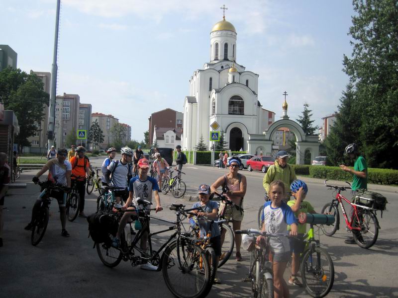 Ждём отставших у церкви