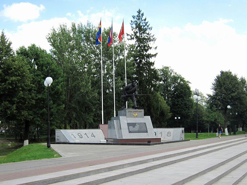 Памятник 'Штыковая атака' в Гусеве