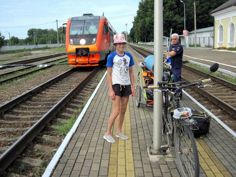 Дариана Мезенова и тандем с прицепом готовятся к погрузке в поезд на станции Гвардейск