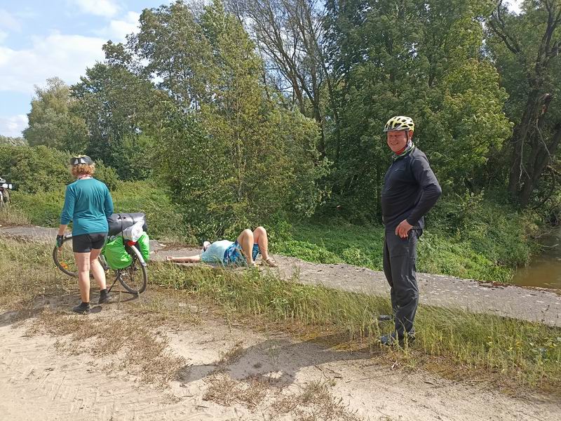 Участники на мосту через Писсу по дороге на Калининское