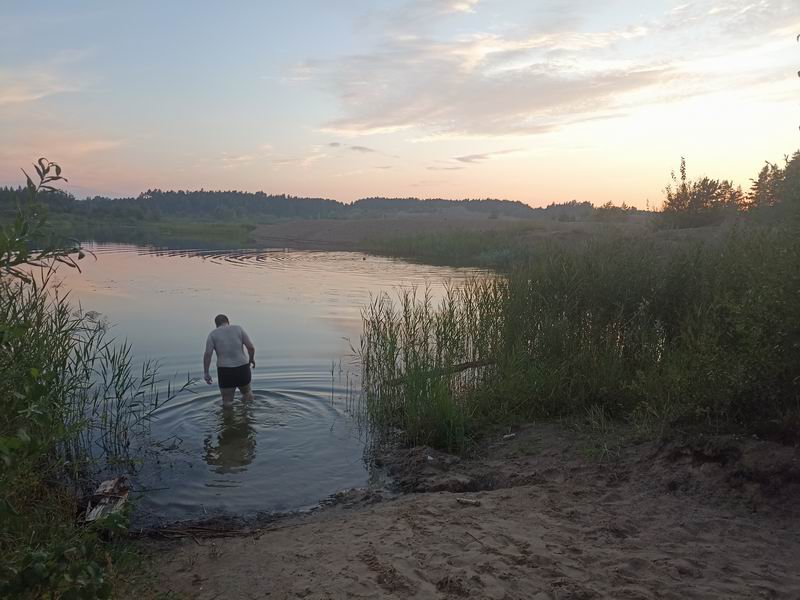 Александр пошёл купаться в карьере