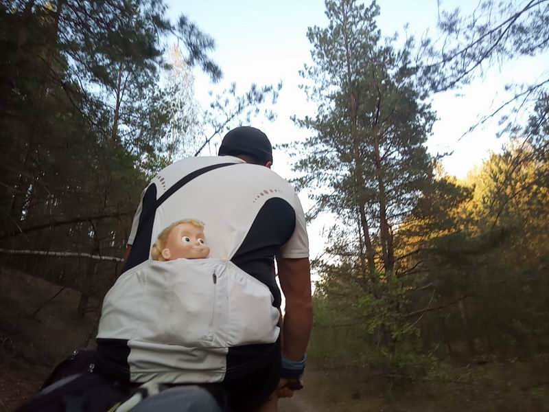 Маша едет у второго пилота в кармане