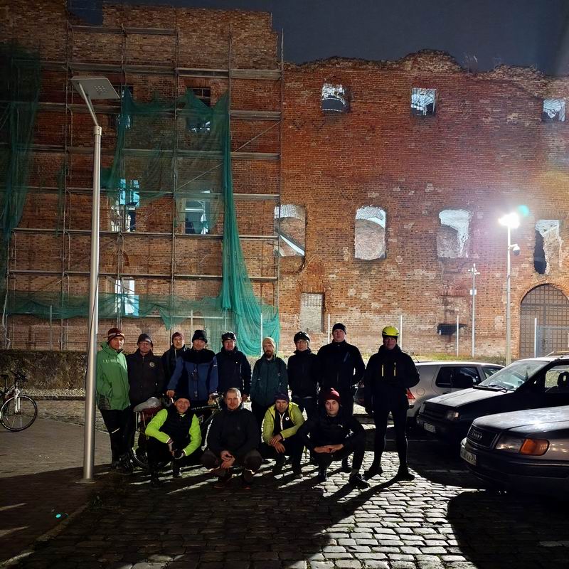 Финишное фото на фоне замка Рагнит. На фото: Роман Железов, Евгений Клочко, Павел Баркус, Сергей Мезенов, Газиз Бурнешев, Владимир Шайхисламов, Гаврил Зыков, Фёдор Щербина, Дмитрий Ливенцев, Алексей Галюкшев, Борис Мошняга, Александр Муравьёв, Антон Черненков
