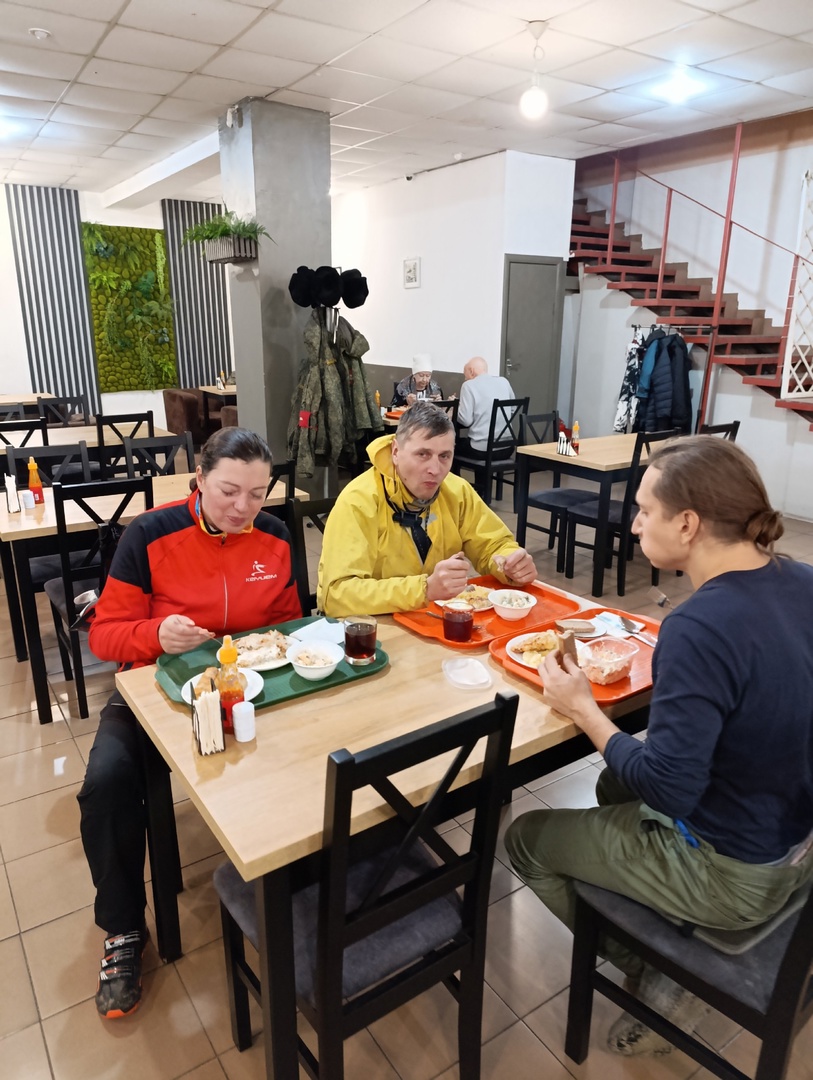 Зашли в столовую на обед