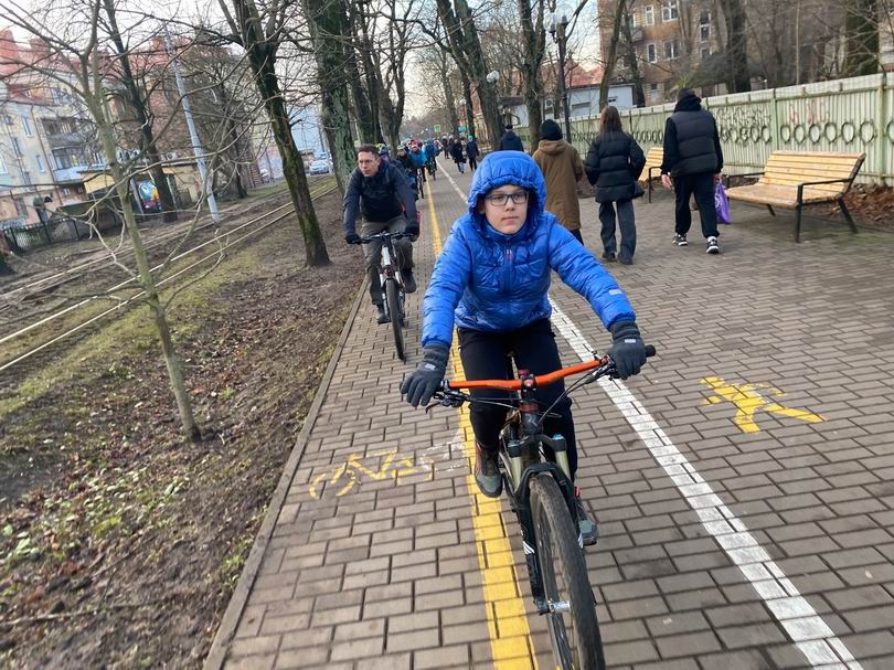 Выехали на Фестивальную аллею