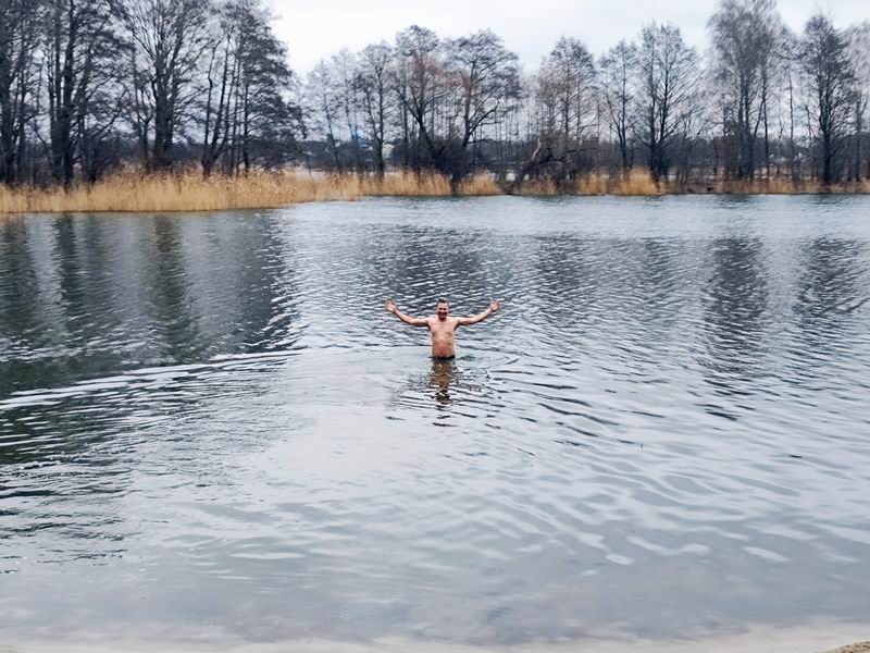 Сергей Мезенов купается