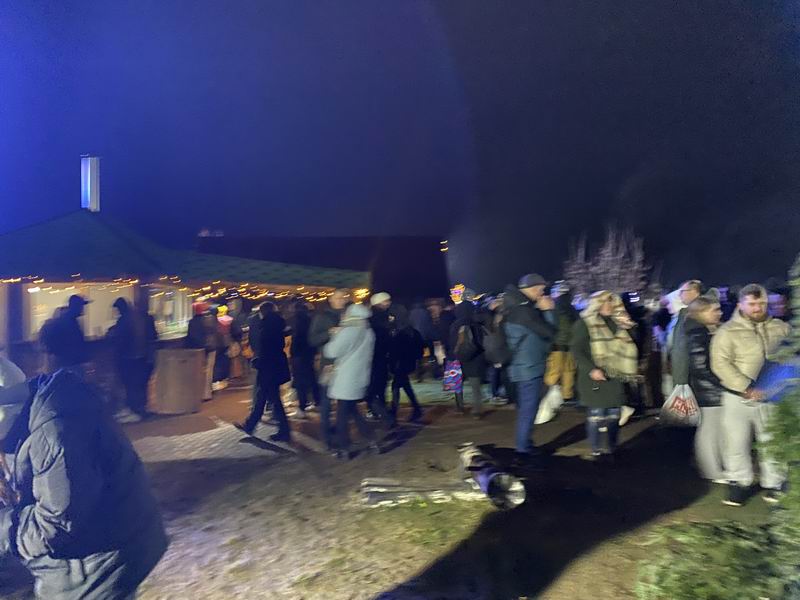 Много народу