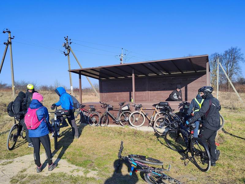 Остановка в беседке на повороте