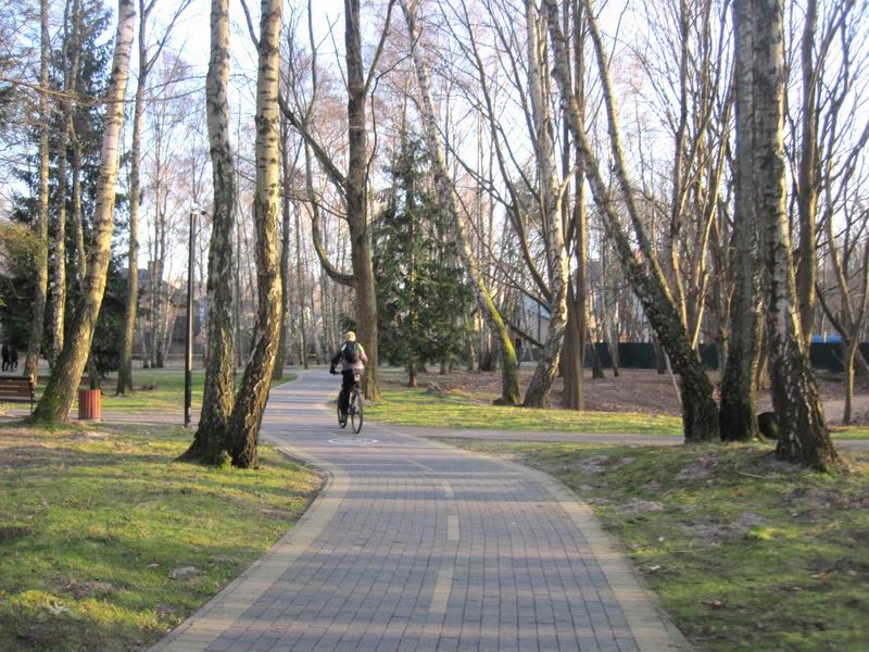 Велодорожка делает петлю по парку