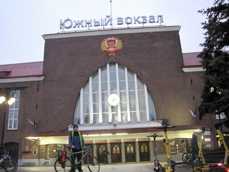Сергей Мезенов на фоне Южного вокзала