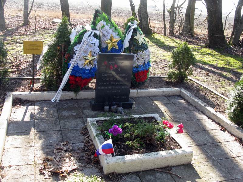 Свернули к памятнику участникам ВОВ