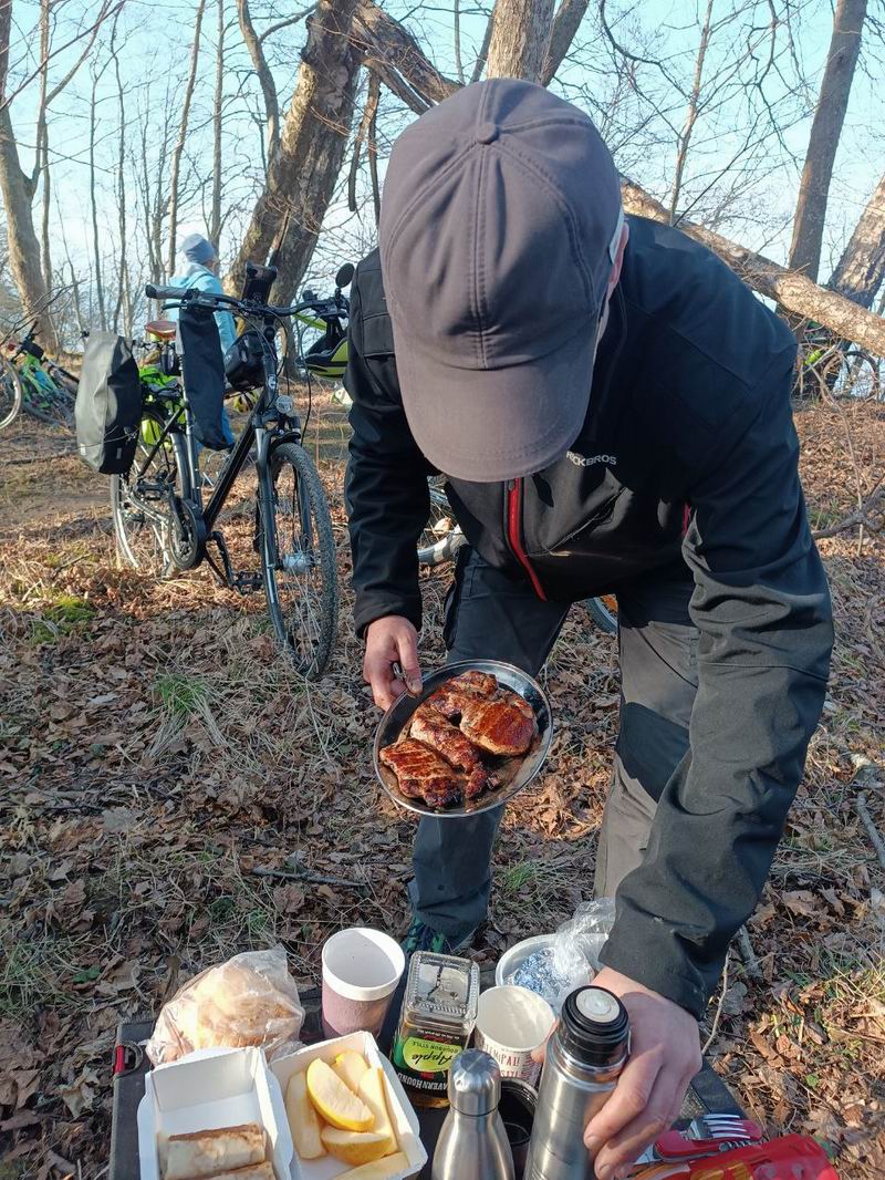 Евгений Клочко угощает желающих мясом