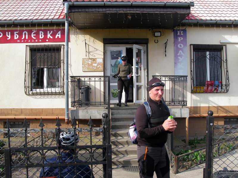 Остановка у магазина в Яблоновке.