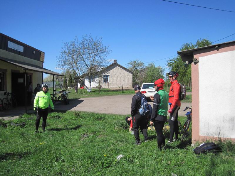 Остановка у магазина в Лужках