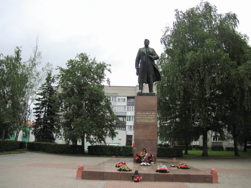 Памятник генералу Черняховскому в Черняховске