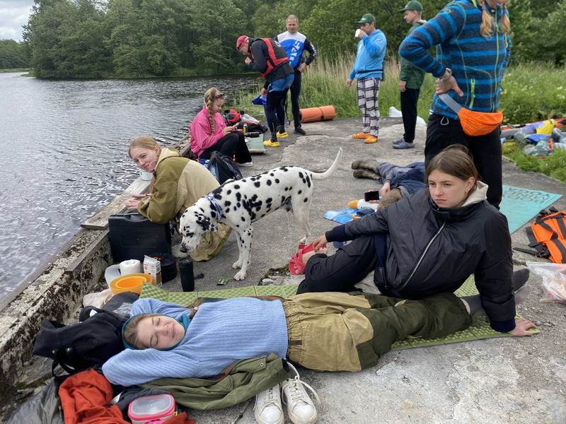 Водная группа отдыхает на пирсе