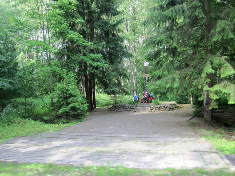 Памятник командиру разведгруппы Джек Крылатых П.А.