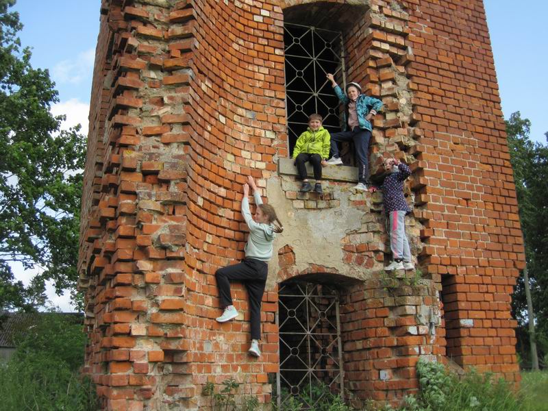 Дети лазают по кирхе