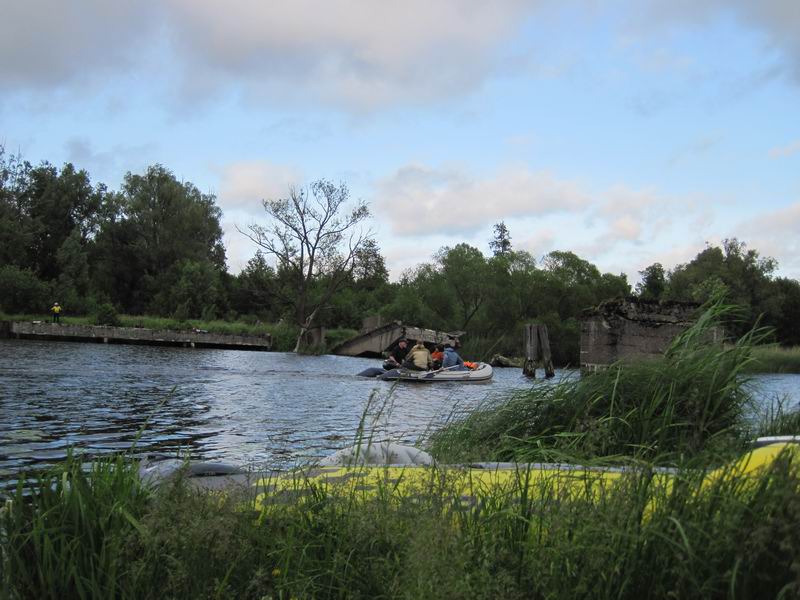Нам помогает моторная лодка сопровождения водной группы