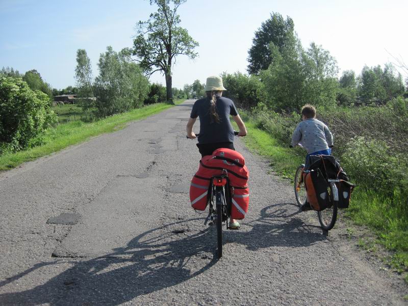 Дариана и Дамиан Мезеновы проезжают через Вишнёвку