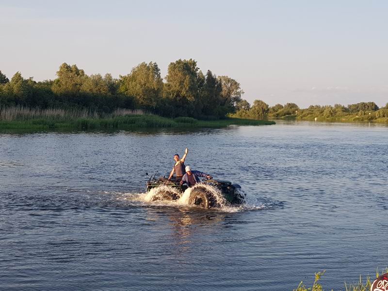 Всеволод Урсатьев переправляется на болотоходе