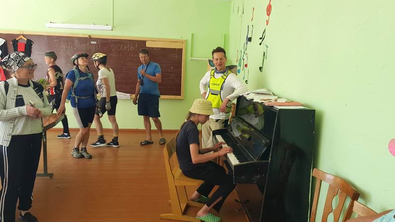 Дариана играет на пианино